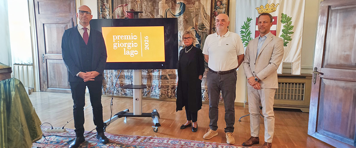 Foto di gruppo per il premio Lago Juniores: l&rsquo;Ordine dei Giornalisti del Veneto celebra i vincitori del concorso dedicato ai giovani talenti del giornalismo con riconoscimenti e menzioni.