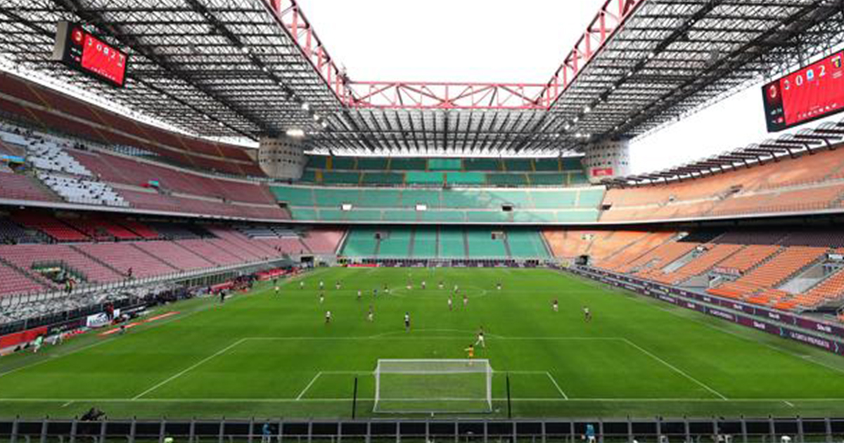 Campo da calcio con visuale da uno spalto posto in alto