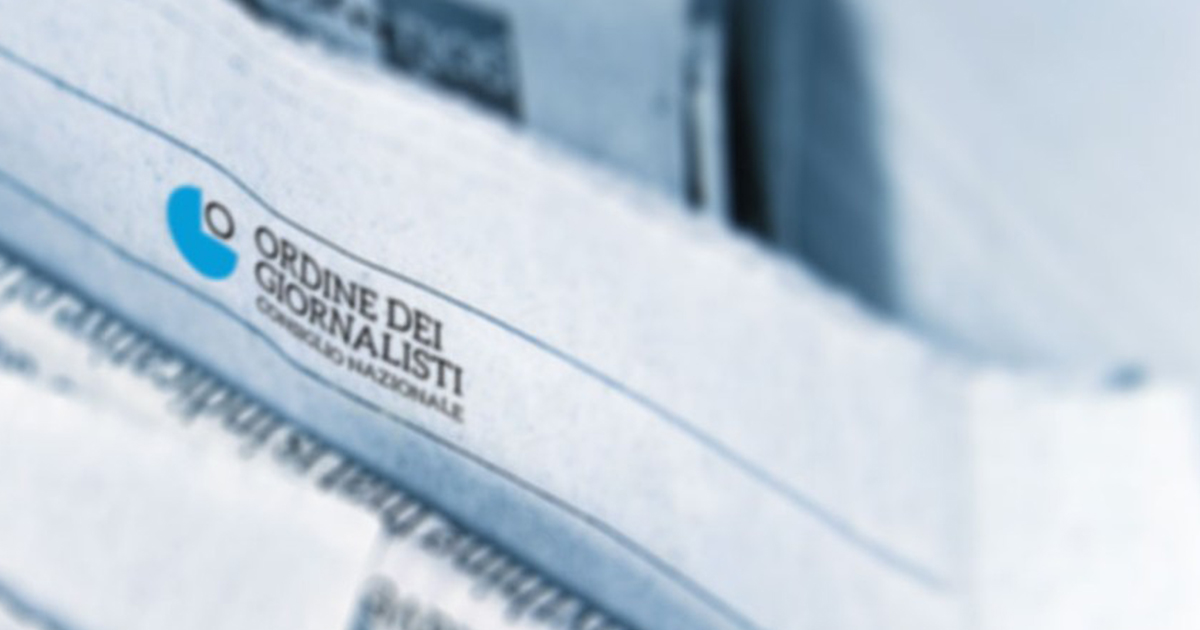 Dettaglio di un quotidiano con focus sul logo dell'Ordine dei Giornalisti